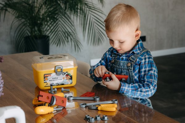 Quelles sont les techniques pour créer des effets de destruction réalistes dans un jeu de simulation de construction?